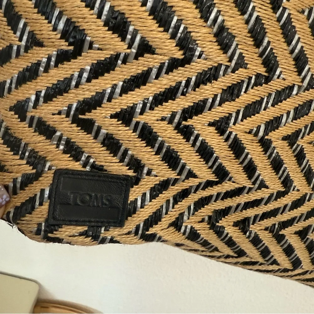 TOMS Island Chevron Woven Straw Large Tote Bag - Picture 9 of 9
